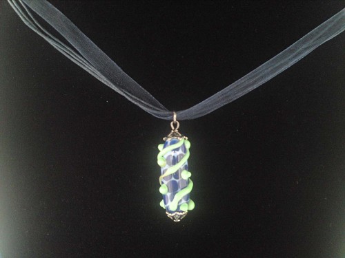 Glaskraal aan ketting.