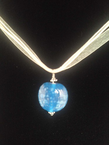 Glaskraal aan ketting.